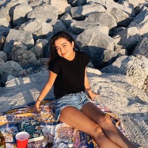 Meet your Posher, Laura